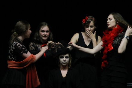 Grupa teatralna "Twarzą w twarz" w wykonaniu sztuki Sławomira Mrożka "Wdowa"